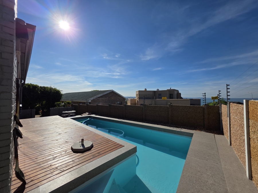4 Bedroom Property for Sale in Wavecrest Eastern Cape